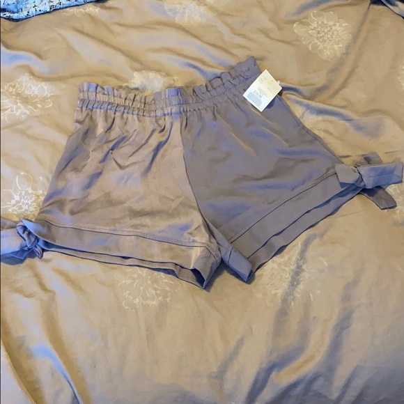 Satin short shorts with bows in each side - Picture 1 of 4